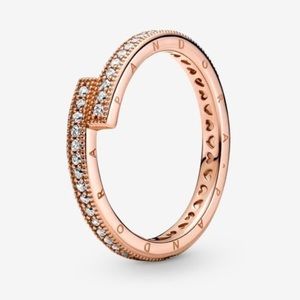 Sparkling overlapping ring Pandora